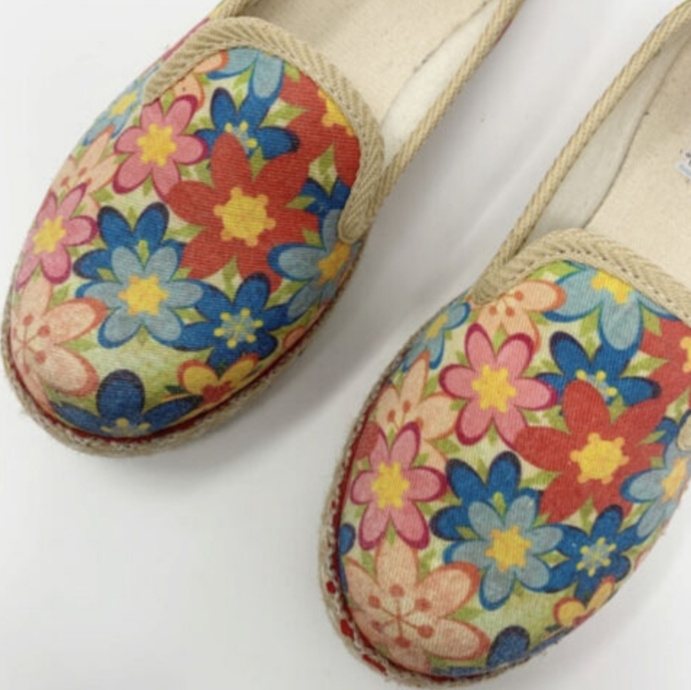 ✨️NWOT✨️ Goby Women's Floral Canvas Flats, Slip Ons, pink, coral blues. Sz 9.5